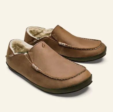 OLUKAI MEN'S MOLOA SLIPPER - TOFFEE/DARK WOOD